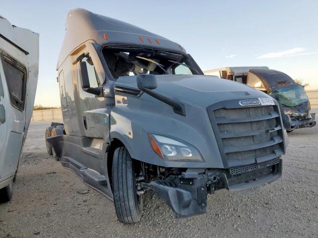  Salvage Freightliner Cascadia 1