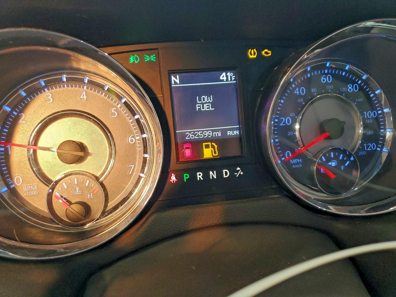 Chrysler Minivan Touring Image 9