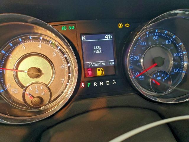 Chrysler Minivan Touring Image 9