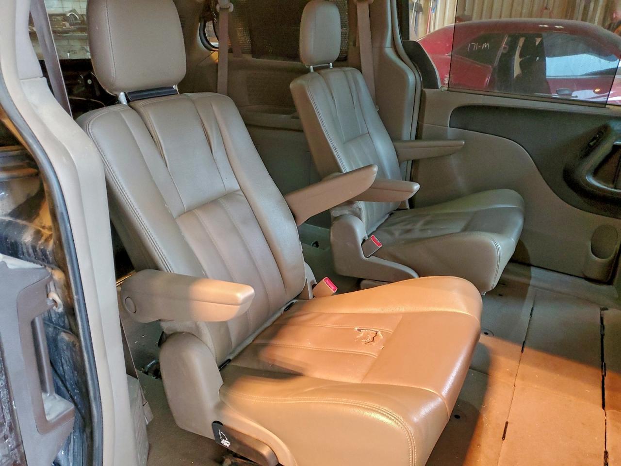 Chrysler Minivan Touring Image 11