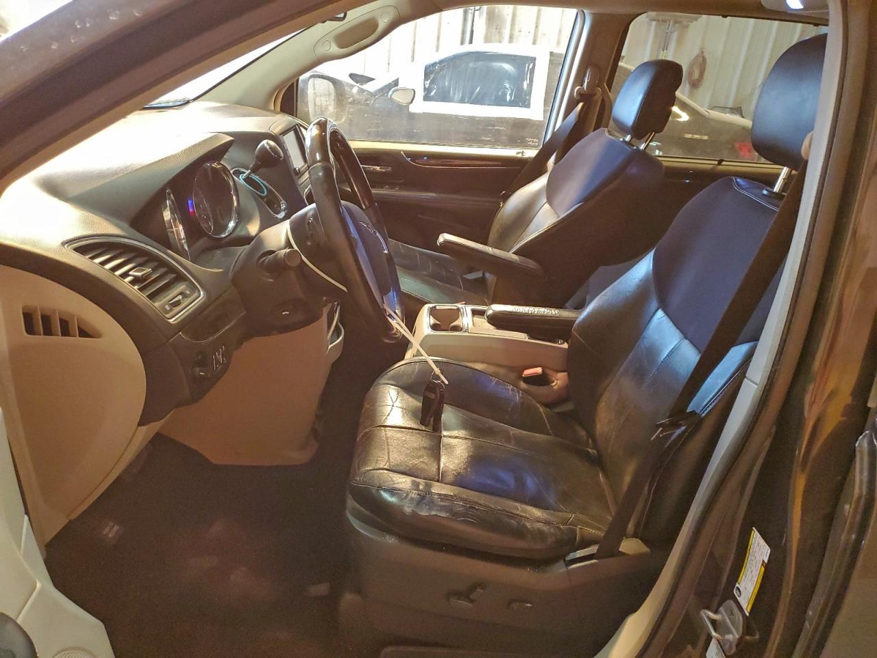 Chrysler Minivan Limited Image 2