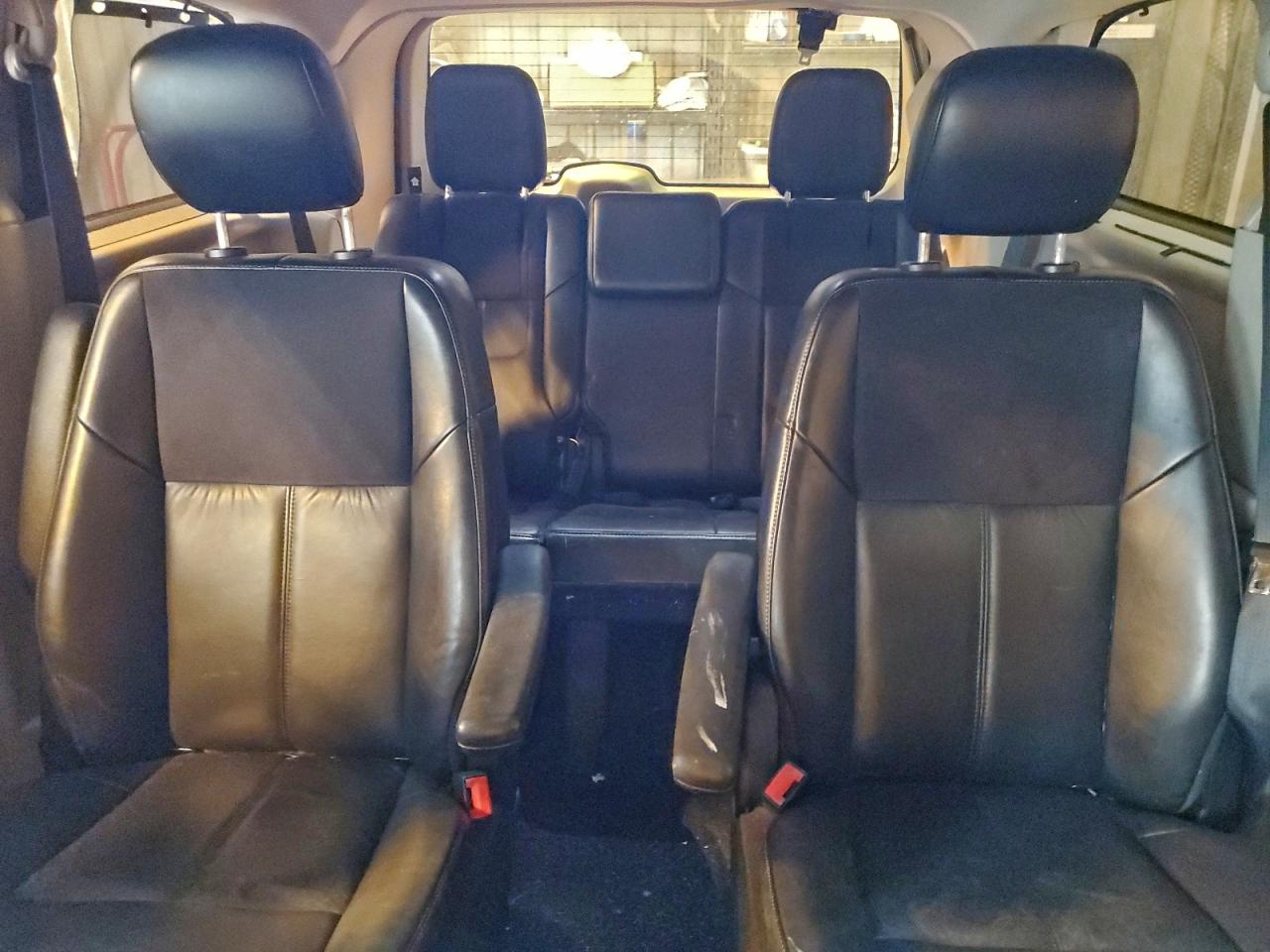 Chrysler Minivan Limited Image 6