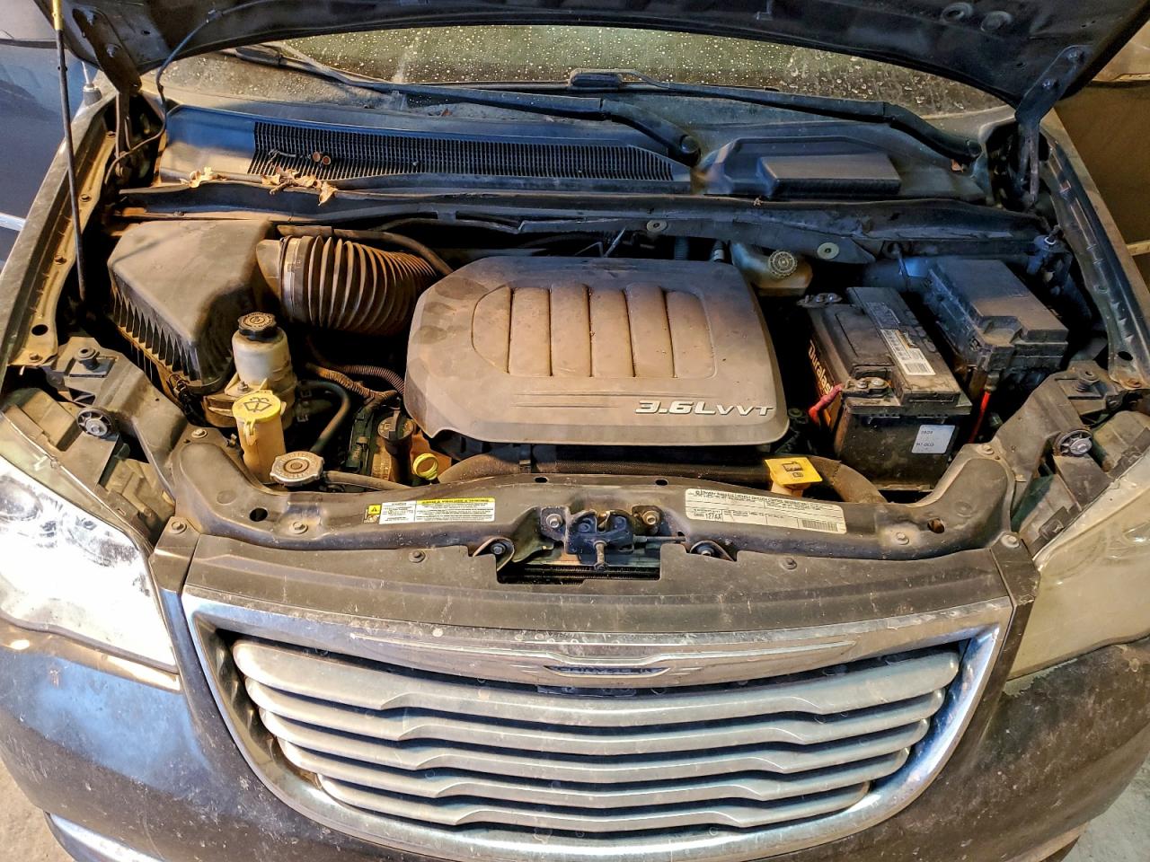 Chrysler Minivan Limited Image 8