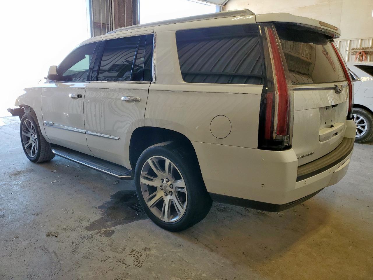 Cadillac Escalade Luxury Image 2